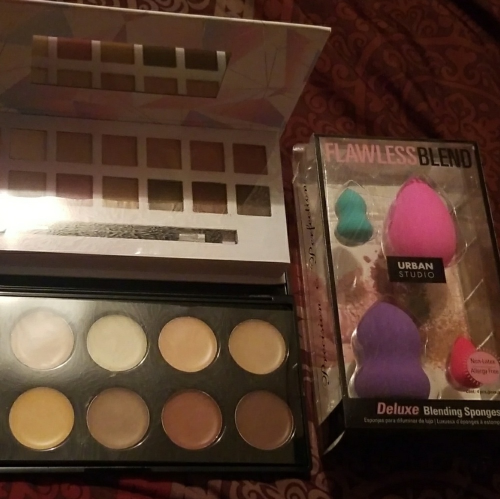 Eyeshadow, contour palette & beauty blender